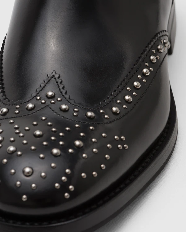 Botas Chelsea Ketsby Met com Acabamento Polido e Cravos